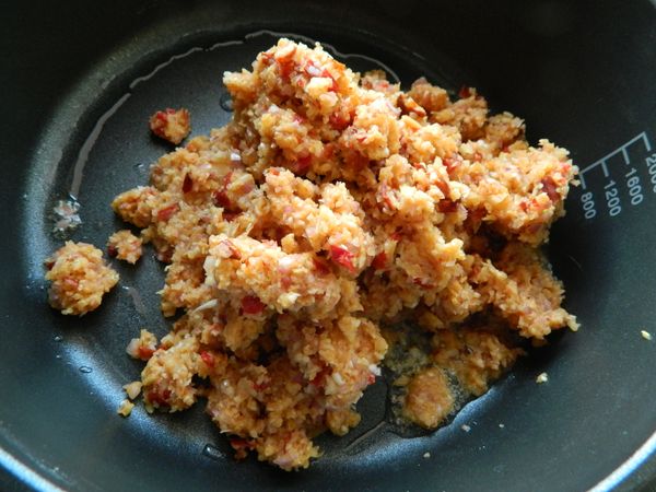 鍋子加熱後倒入油，再倒入[蝦米辣椒糊]，拌炒。