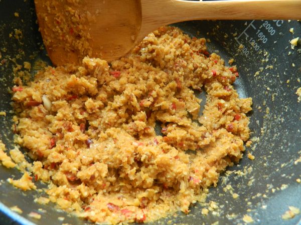 加入糖和鹽，繼續拌炒。
當辣椒糊的顔色變深後即可。
備用。