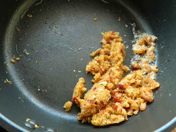 鍋子加熱後倒入油，爆香蝦米後，加入剛剛炒好的[蝦米辣椒糊],拌炒。