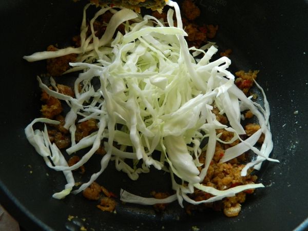 加入高麗菜絲，拌炒。