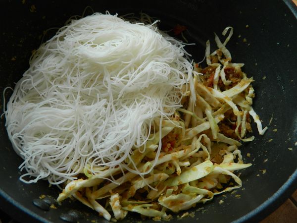 加入米粉，拌炒均勻後即可。