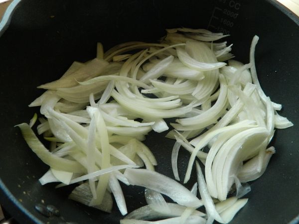 鍋子加熱後倒入油，加入洋蔥，拌炒。