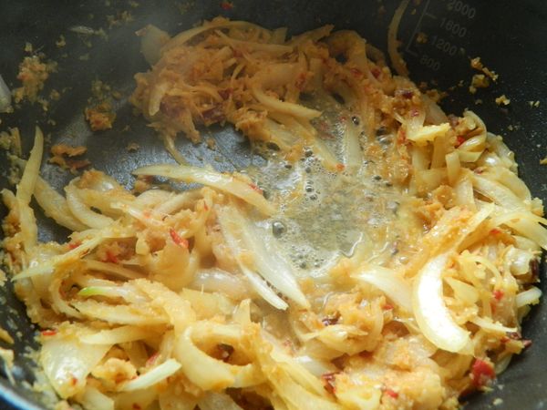 洋蔥炒軟後，加入[蝦米辣椒糊]，拌炒。
可以加一點水增加洋蔥的軟度。