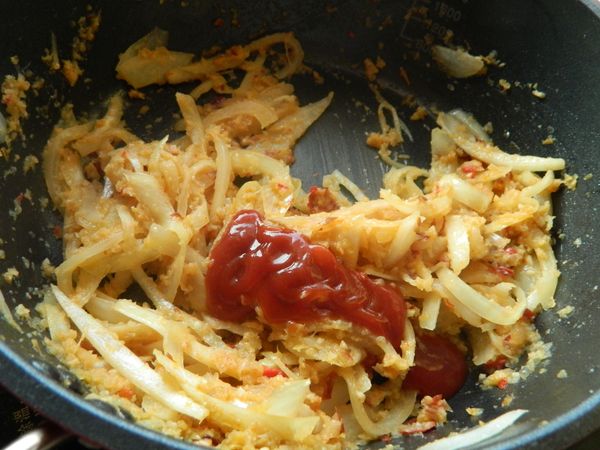 然後加入番茄醬，青檸檬汁，拌炒均勻後即可上桌！