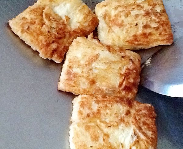 起鍋，放入少許的油，油熱後放入豆包，以中小火煎至雙面呈金黃色，表面洽洽，呈盤。（亦可切塊，依個人所需的大小）