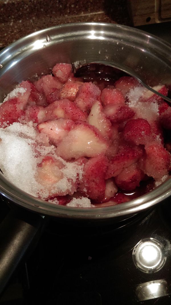 草莓放入鍋中，加入白砂糖及檸檬汁拌勻。靜置30分鐘左右等待出水。