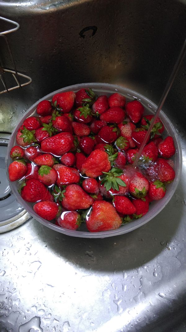 將草莓放在流動的水中清洗。