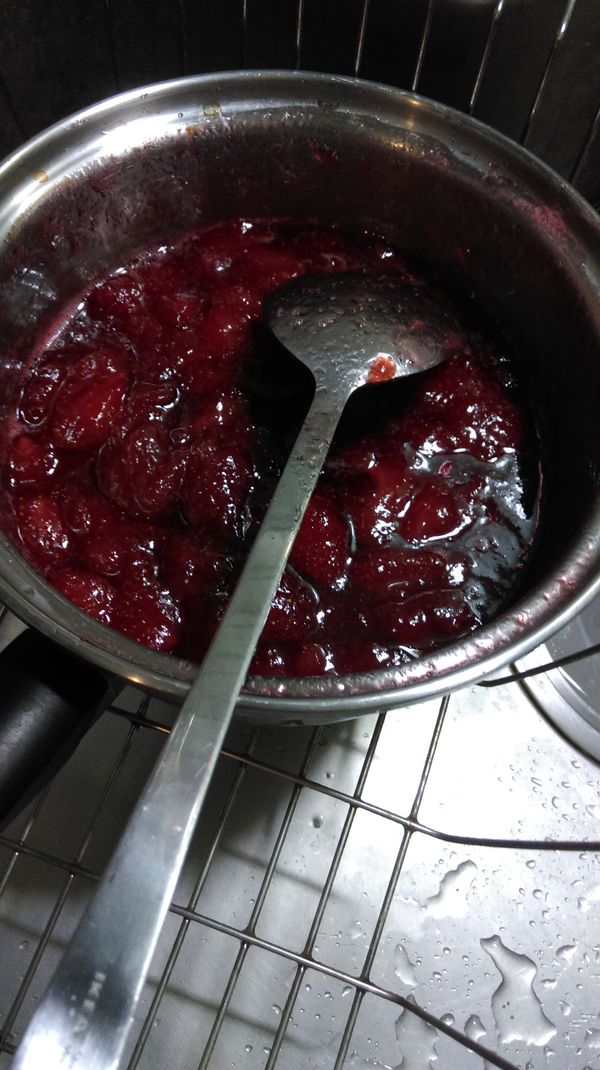 待鍋內變得濃稠即可熄火。切記不要煮過頭，可用冰鎮後的小碟子作測試。