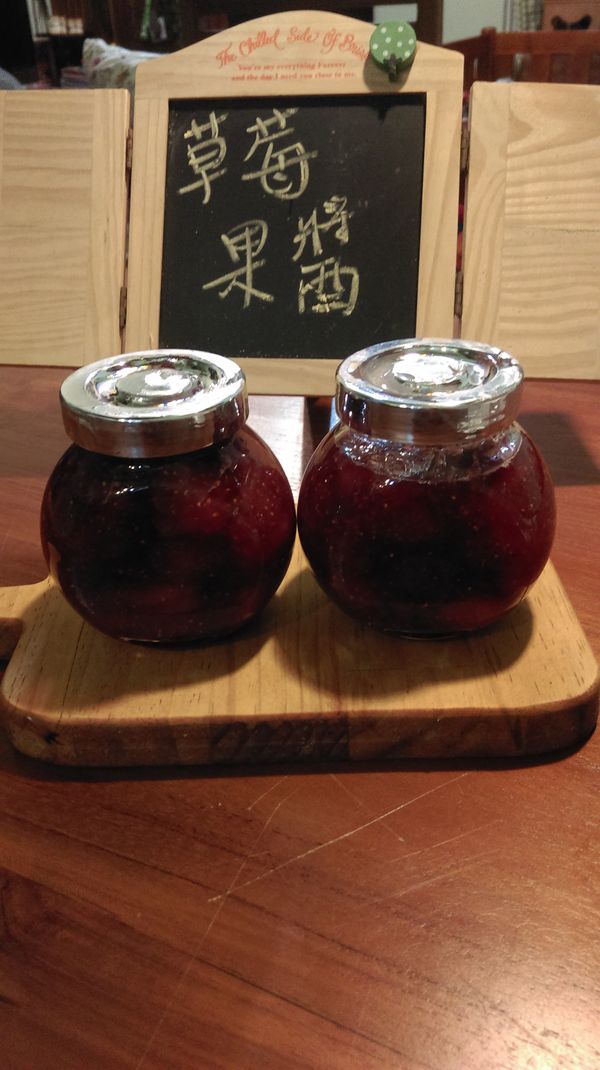 趁熱將果醬裝入消毒過的玻璃瓶，裝滿到瓶口後立刻蓋緊瓶蓋。