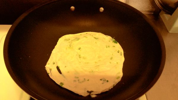 鍋子放入少許的油，放入蔥油餅，中火煎至兩面焦黃即可