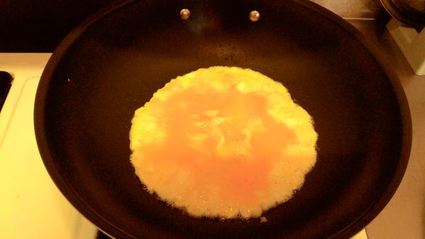 蛋。攪拌。放入鍋子煎，中小火煎至表面八分熟時，再翻面煎一下即可。