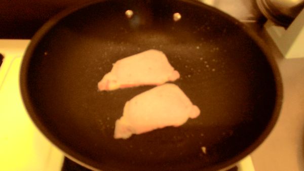 火腿里肌肉片，本身是熟食可以直接吃，用小火稍微小煎一下，食物熱就好。