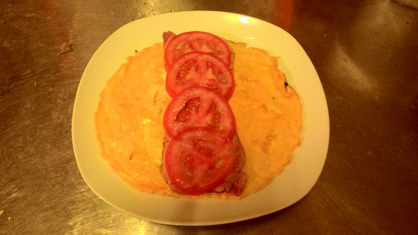 所有食材，依照順序，擺放在蔥油餅上，再慢慢捲起來，切片約兩公分即可。蔥油餅-蛋-起司-蕃茄-火腿里肌。