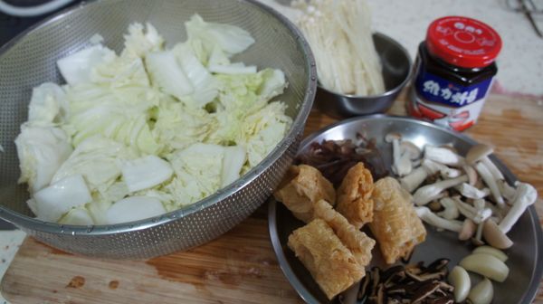 大白菜依個人喜好切大塊,紅蘿蔔/黑木耳/金針菇洗淨切絲備用,乾香菇泡軟後切絲備用,蒜頭拍碎