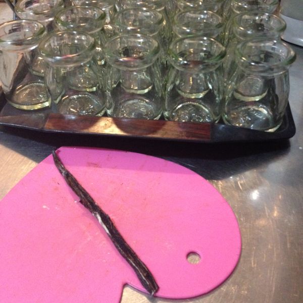 將保羅瓶洗淨，香草夾取出備用