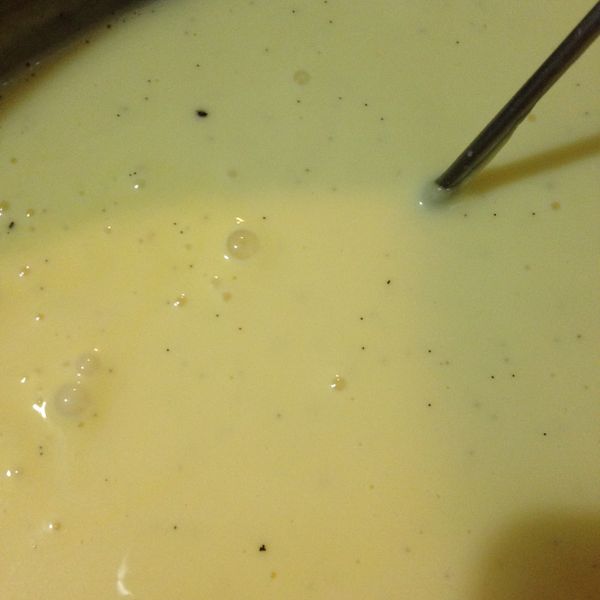 把牛奶，鮮奶油，糖，用小火加熱（不要滾喔）
然後打牛奶液倒入蛋液裡攪拌，之後用路往過篩，把比較大的組織過濾掉