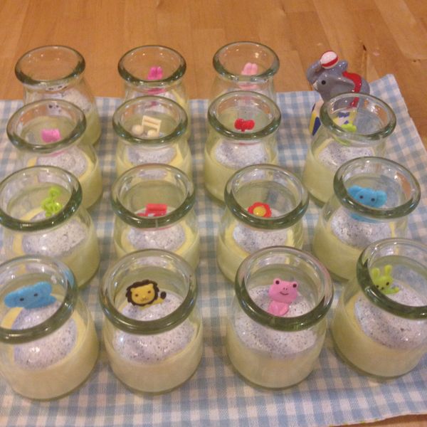 然後裝進擠花袋冰一下
等布雷烤好了，冷卻了，就可以把芝麻鮮奶油擠進去
在讓李子插上可以的小叉子就好拉