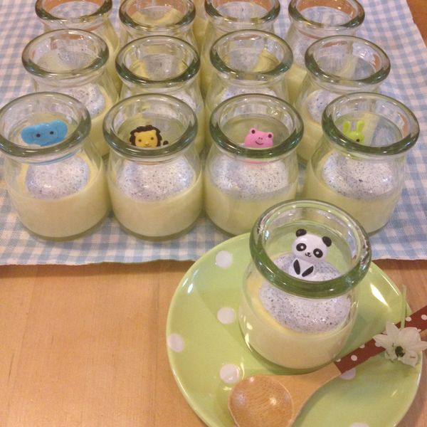 實驗結果依舊是，李子有點抗拒芝麻，但是因為是自己動手做的，吃到下面有甜甜的布蕾了，就還是會開心的吃光光了