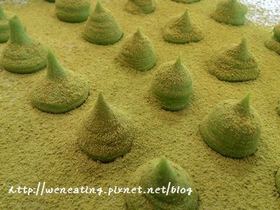 表面沾粉混合均勻後，過篩到巧克力上。