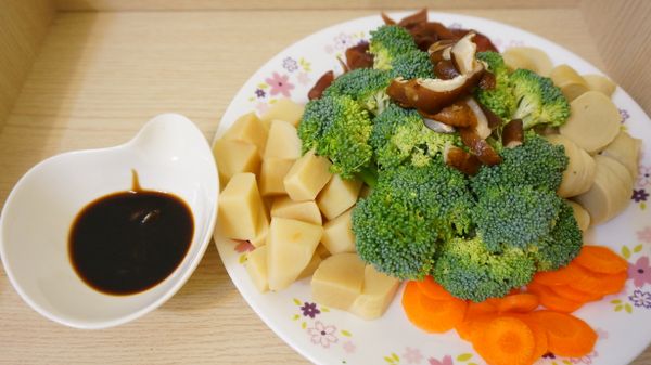 將麵腸、花椰菜、黑木耳、沙拉筍、紅蘿蔔、香菇等洗淨、切塊備用。另外準備一容器，先將調味料中的素蠔油、醬油、紅糖調好備用。