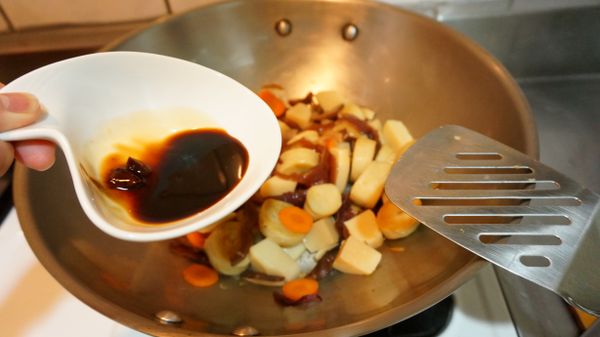 接著放入其他蔬菜，再倒入調好的調味料，將醬料炒香後再倒入水100ml，悶煮至收汁完成。