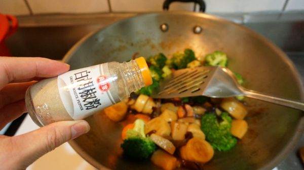 起鍋前再倒入1茶匙麻油增添香味，並灑上少許胡椒粉。