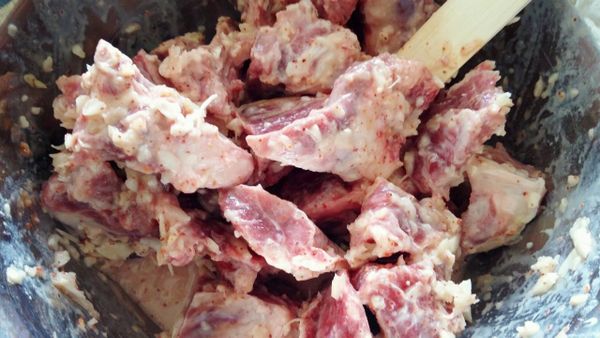 牛腩用醃料醃約 30分鐘備用。