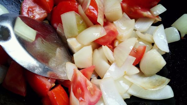 起油鍋(我用橄欖油+一點奶油)，下小茴香、蒜、50g切片的嫩薑、切塊洋蔥爆香。接著下薑黃粉，豆蔻粉，肉桂粉、芫荽粉，印度混合香料等爆香及炒勻。加入切塊番茄連汁和雞湯。煮滾後，加蓋煮15分鐘，至洋蔥軟身。離火放涼些，攪拌器(或果汁機)打爛（小心很燙）後放回爐火上。