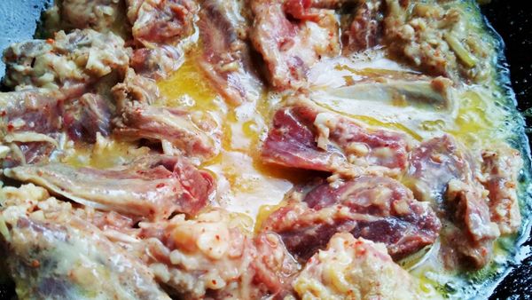 同時，用中中火燒熱平底鍋，下奶油(見起泡泡後)，加入牛腩，待牛腩上色後(煎煮約 5分鐘)，隨即把牛腩和奶油、月桂葉倒進作法2湯汁料的鍋中，用小火煮至汁料濃稠，和牛腩熟透。加糖和鹽調味，即可美味上桌。