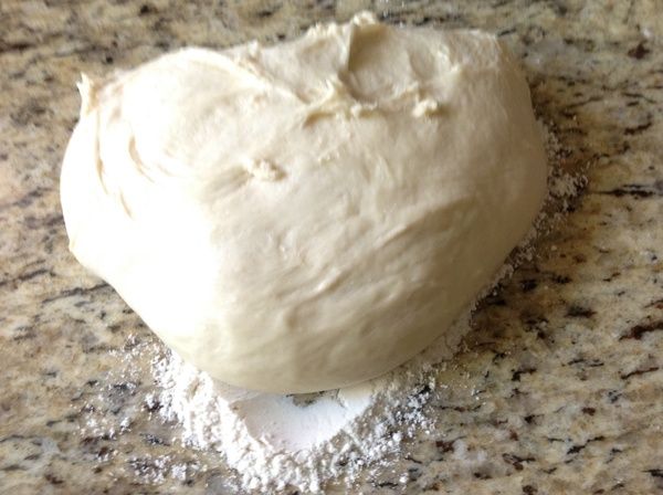 檯面上,灑些麵粉.