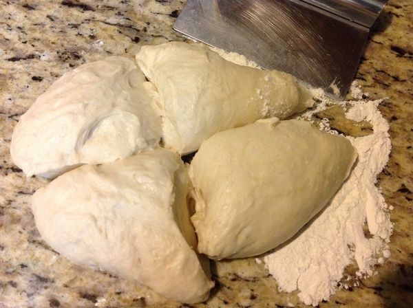 將麵團分成四等份,依個人喜好分成不等的大小皆可