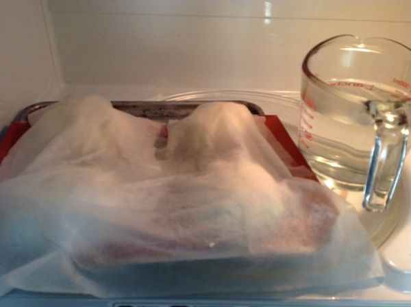 放杯熱水在微波爐內. 放置等鬆弛 10 分.