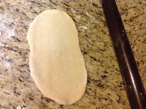 10 分後,來做麵團整形步驟.取其中一個麵團桿成橢圓形