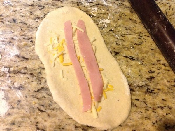 放上適量的切條火腿