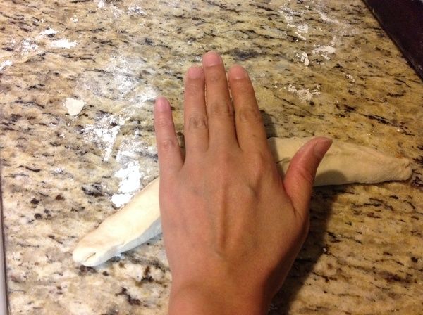 再用手將麵團長度搓的更長一點