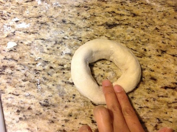 將麵團頭尾相接, 並且黏緊