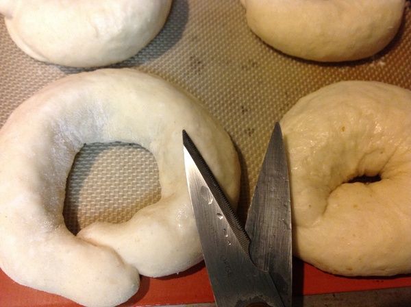 烤箱約預熱溫度190度  °C/ 375 degrees °F, 將麵團的四個對角剪一刀