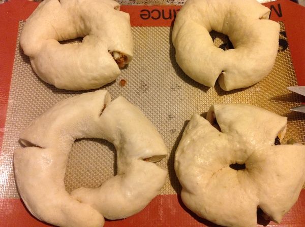 建議剪刀先噴水,比較不會沾粘麵團. 之後再兩者中間再剪一刀