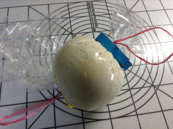 將牛奶50cc加溫至30度，混合酵母粉，成酵母液放置5分鐘備用成A。

奶油加熱融化後回溫至30度，和牛奶35CC混合成B。

麵粉和塩、糖混合後，將B倒入用筷子攪拌，然後再倒入A，攪拌成團之後，倒到作業台上，作業台上撒一點手粉，雙手揉，向前甩打，約5分鐘，三光即可。