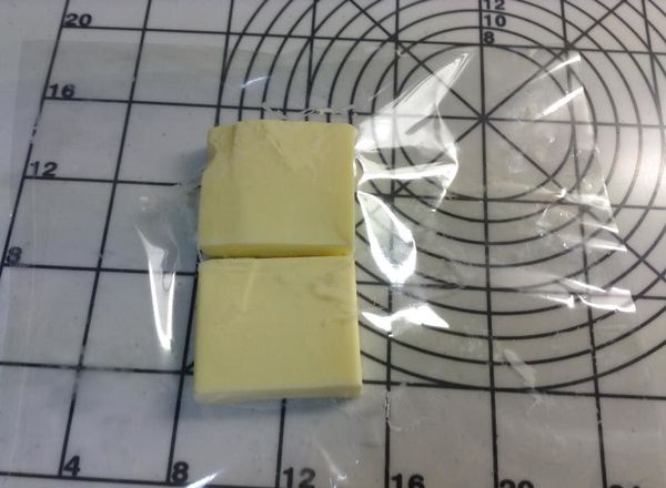 將冰奶油橫切對半，放入厚塑膠袋中。