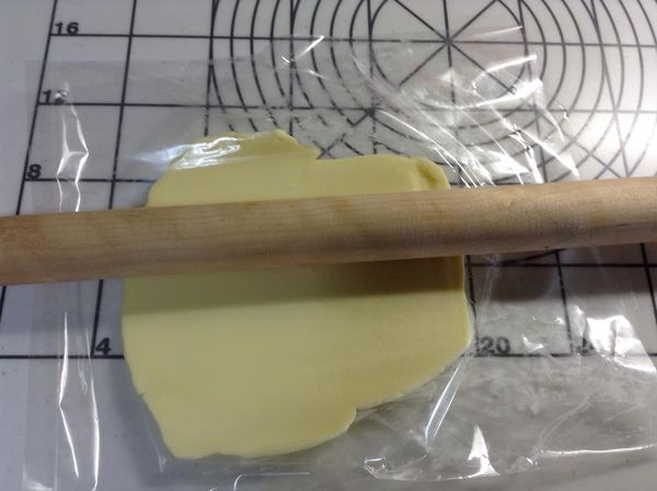 用麵棒敲打，然後桿開成厚度約1公分的酥皮狀。
長約15公分，寬約15公分。然後再放入冷涷庫5分鐘後，改放冷藏備用。