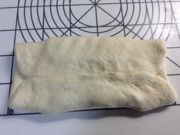 上下往中間對折。把收口捏好。