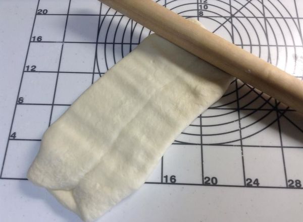 用麵桿敲打數次，然後開始從中間向上下推開。

重要：要適時地用刷毛在作業台上、麵桿上和麵皮上刷上麵粉，以免破皮。