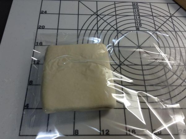 然後刷上薄粉，放入塑膠袋中，收口收好，放冷涷5分鐘，再放冷藏15分鐘。