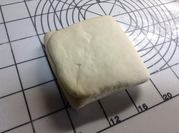 拿出來的樣子，將折口朝左。

然後重覆桿成長條狀麵皮，向上折，向下折，對折的動作。

重覆2次，總共做3次。

最後再放入冷涷5分鐘，開始最後成型階段。