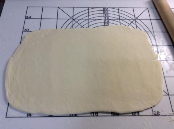從冰箱拿出完成三次壓桿動作的麵皮。

最後桿成長約20公分，寬約30公分的麵皮。厚約0.7公分。

重要：

隨時刷粉，而且如果中途覺得奶油有軟化跡象，必須再放入冷涷室5分鐘再拿出來。