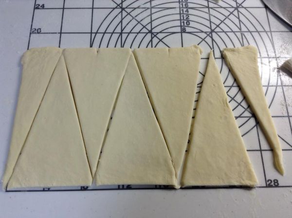 開始分割。

四周不齊的全部切掉。

上下邊邊用刀痕做記號，5公分一點。

切成如照片所示。