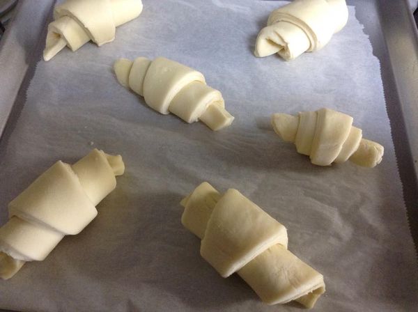 放在平盤烘焙紙上排好之後，表面噴水。