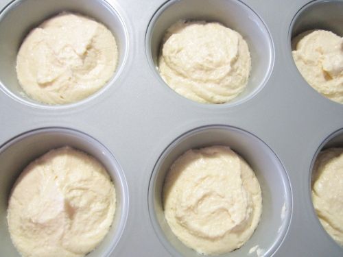 麵糊置入擠花袋、前端剪個開口，
將麵糊均勻擠入6格馬芬烤盤約5~6分滿，