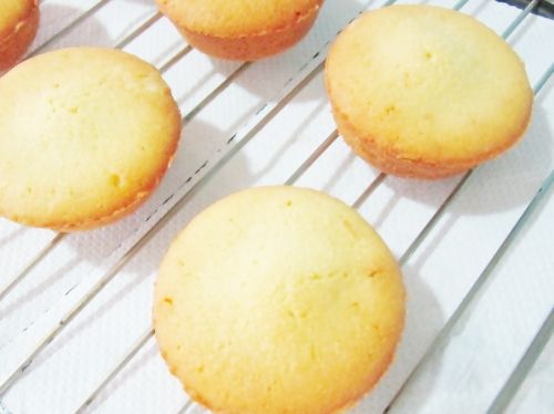 烤箱事先預熱～
180度烤15~20分鐘，中間視自家烤箱狀況調整烤盤方向或溫度。
以竹籤確認蛋糕體沒沾黏後取出！